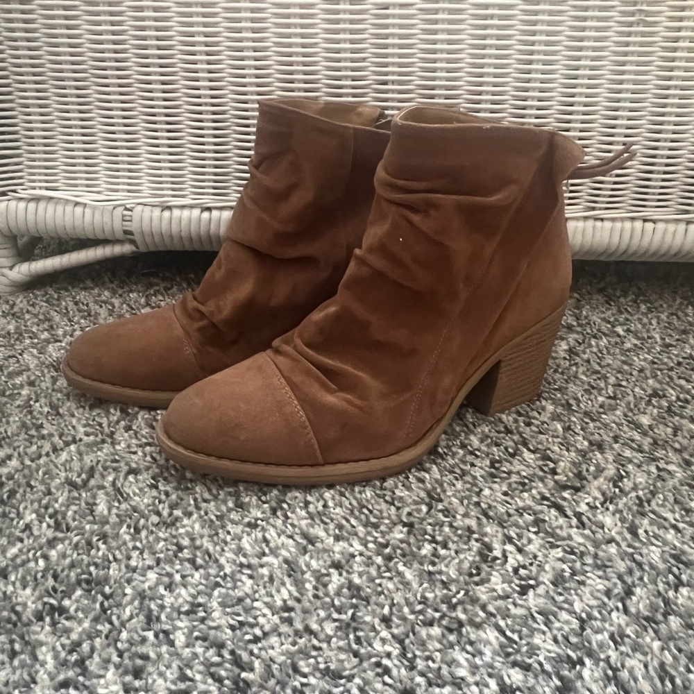 Qupid Tan Ankle Boots with Chunky Heel and Slip-On Style